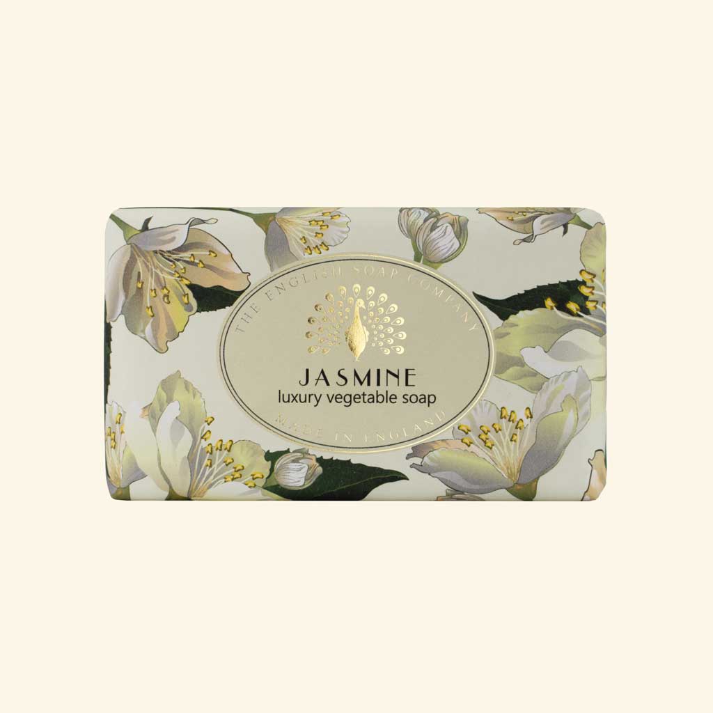 “Seife mit floralem Jasmin-Design in Creme- und Grüntönen, Aufschrift ‘Jasmine – luxury vegetable soap’.”