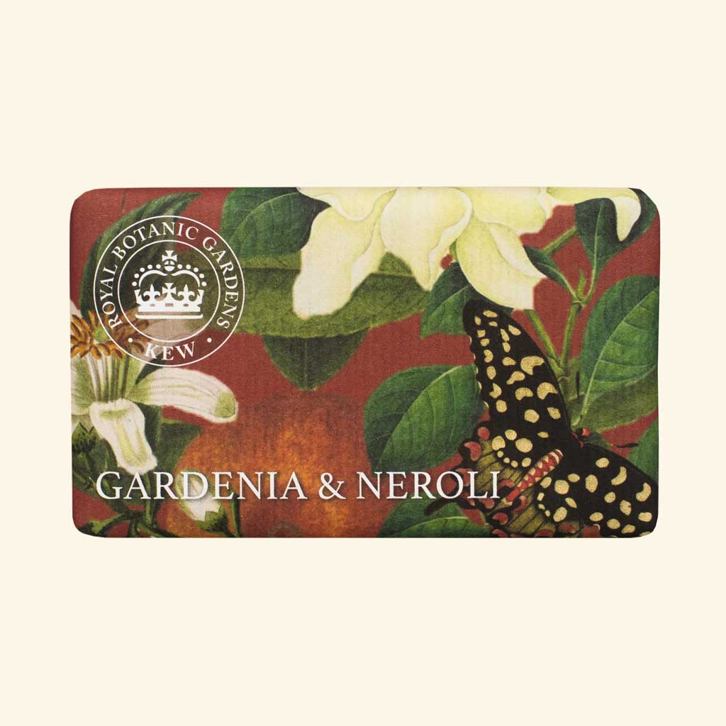 “Seifendose mit floralem Design in Weiß, Grün und Rot, verziert mit Schmetterling und Aufschrift: Gardenia & Neroli.”