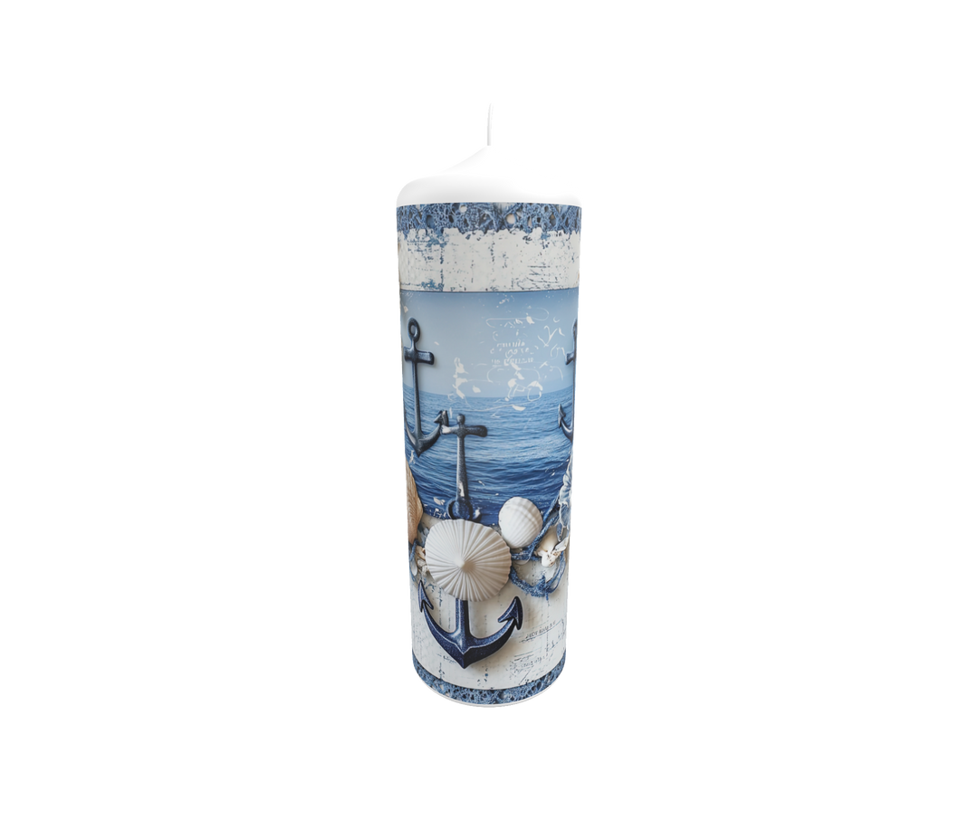 Künstlerkerze mit maritimem Motiv „Anker der Erinnerungen“ – Anker, Muscheln und Meer in Blau-Weiß-Tönen als Symbol für Hoffnung, Ruhe und Beständigkeit.
