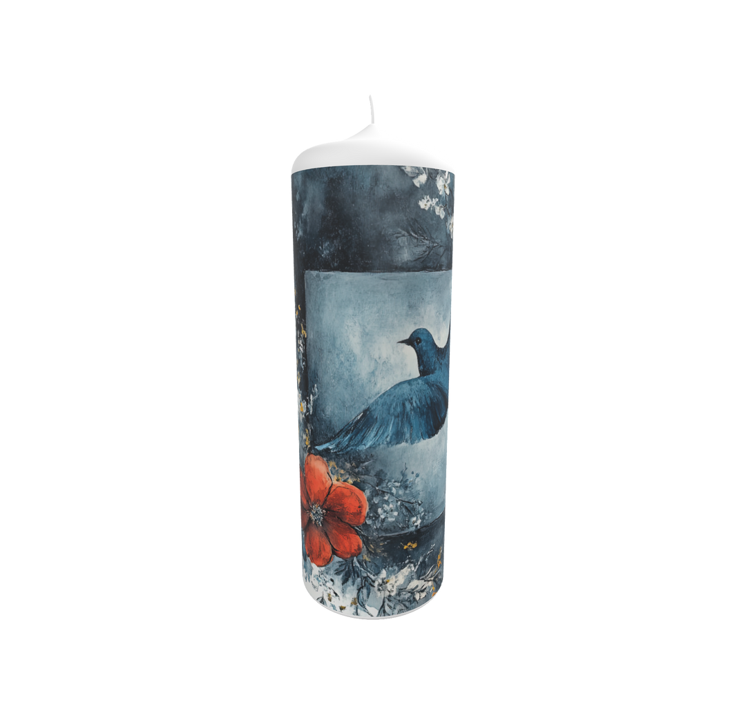 Künstlerkerze mit Vogelmotiv in blauer Landschaft und roter Blüte unter dramatischem Himmel.