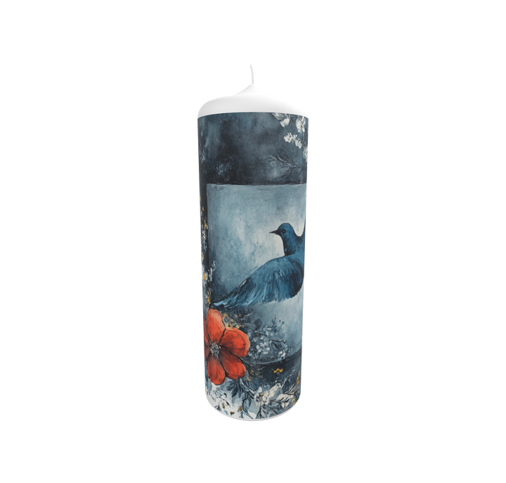 Künstlerkerze mit Vogelmotiv in blauer Landschaft und roter Blüte unter dramatischem Himmel.