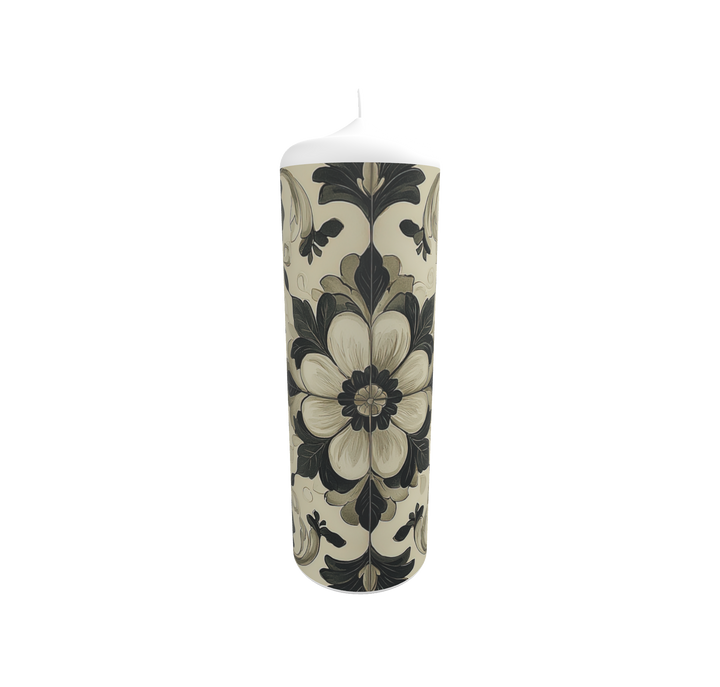Künstlerkerze mit symmetrischem Blumenmuster in Schwarz-Weiß – stilisiertes florales Design mit klarer Struktur und ruhiger Ästhetik.
