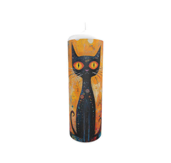 Künstlerkerze mit großer schwarzer Katze vor gold-orangefarbenem Hintergrund – mystisches Design mit leuchtenden Augen und kosmischem Flair.