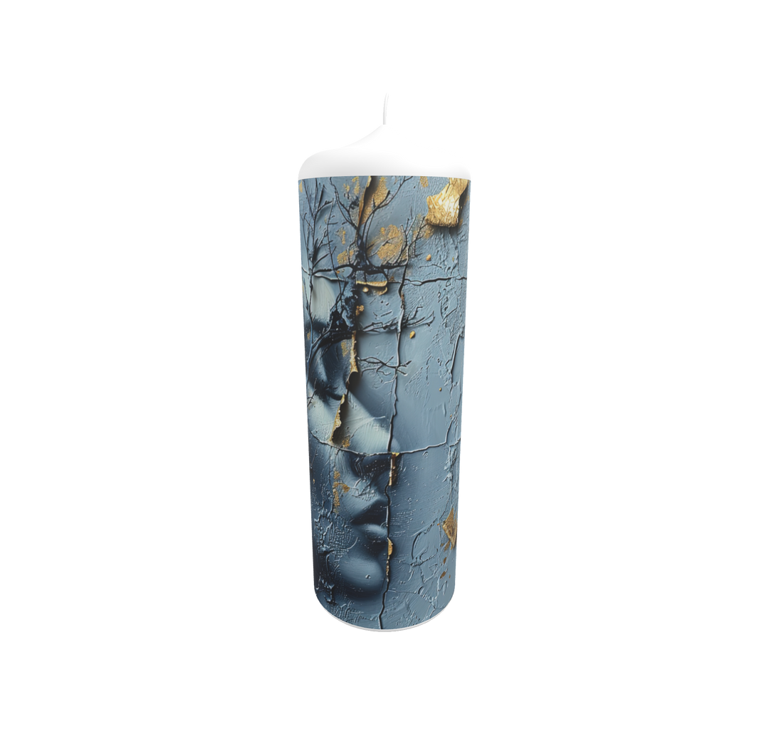 Künstlerkerze mit Lichtreflexen und Schattenstrukturen in Grau und Gold.