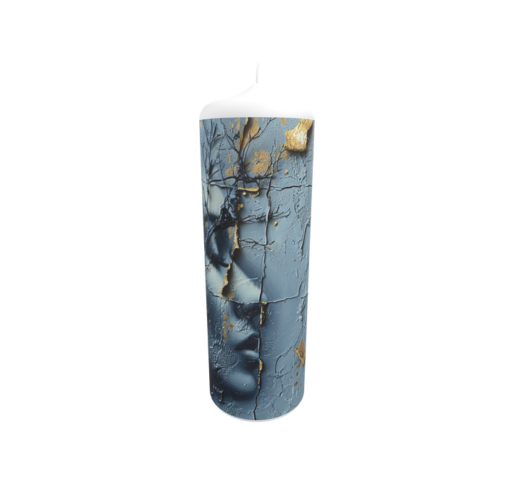 Künstlerkerze mit Lichtreflexen und Schattenstrukturen in Grau und Gold.