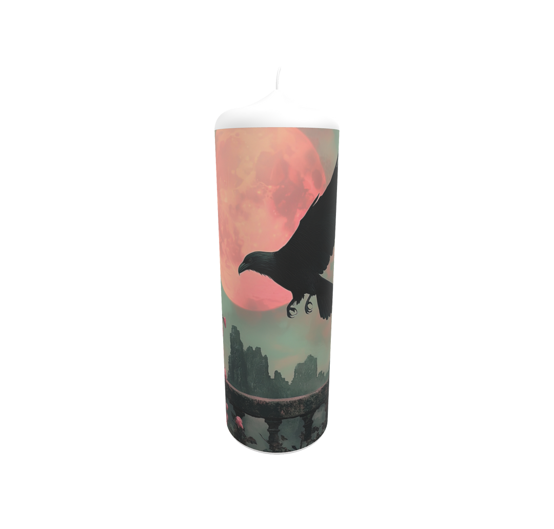 Künstlerkerze mit stilisierter Sonne und schwarzem Vogel auf rosafarbenem Hintergrund – poetisches Motiv zwischen Licht, Schatten und Symbolik.