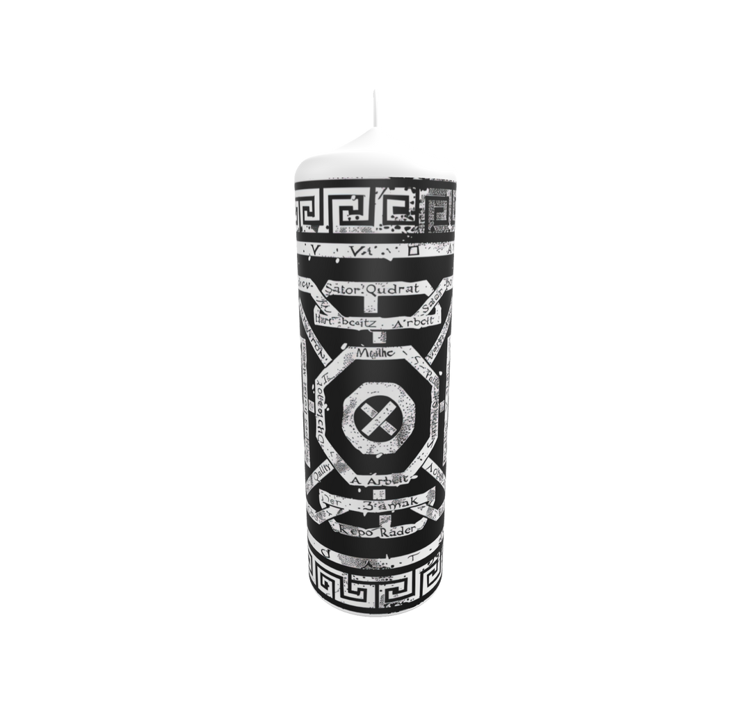 Künstlerkerze mit typografischem Sator-Quadrat und geometrischem Labyrinthmuster – symbolisches Design in Schwarz-Weiß mit spirituellem Charakter.