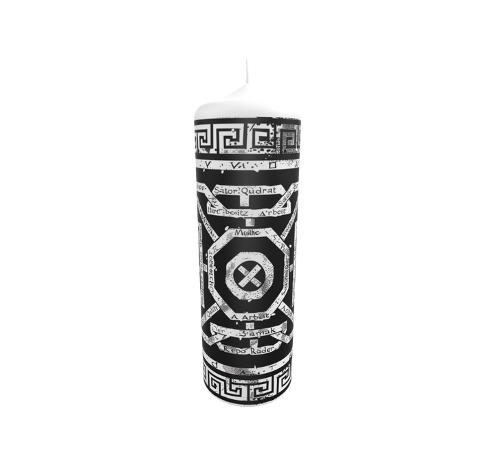 Künstlerkerze mit typografischem Sator-Quadrat und geometrischem Labyrinthmuster – symbolisches Design in Schwarz-Weiß mit spirituellem Charakter.