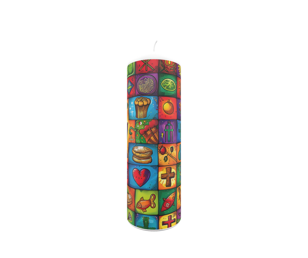 Bunte Künstlerkerze mit christlichen Symbolen des Lebens – farbenfrohes Design mit Herz, Kreuz, Brot, Fisch und weiteren Symbolen auf quadratischem Muster.