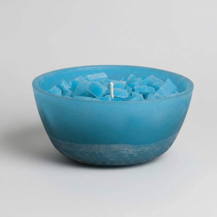 Handgefertigte Mitmachkerze in Blau, Schalenkerze mit Wachsstücken – ruhig, harmonisch und handmade in Germany.