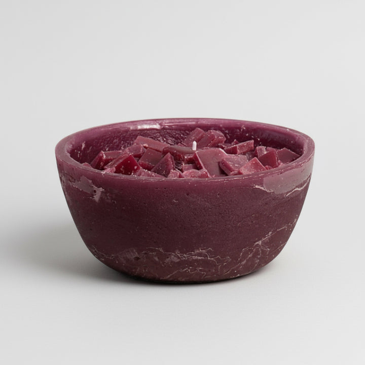 Handgefertigte Mitmachkerze in Bordeaux, Schalenkerze mit Wachsstücken – edel, warm und handmade in Germany.