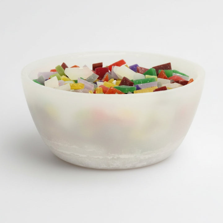 Handgefertigte Mitmachkerze in bunten Farben, Schalenkerze mit farbigen Wachsstücken – kreativ, lebendig und handmade in Germany.
