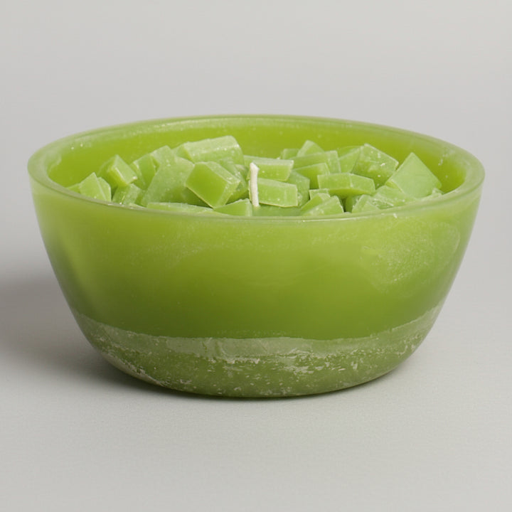 Handgefertigte Mitmachkerze in frischem Grün, Schalenkerze mit Wachsstücken – natürlich, lebendig und handmade in Germany.