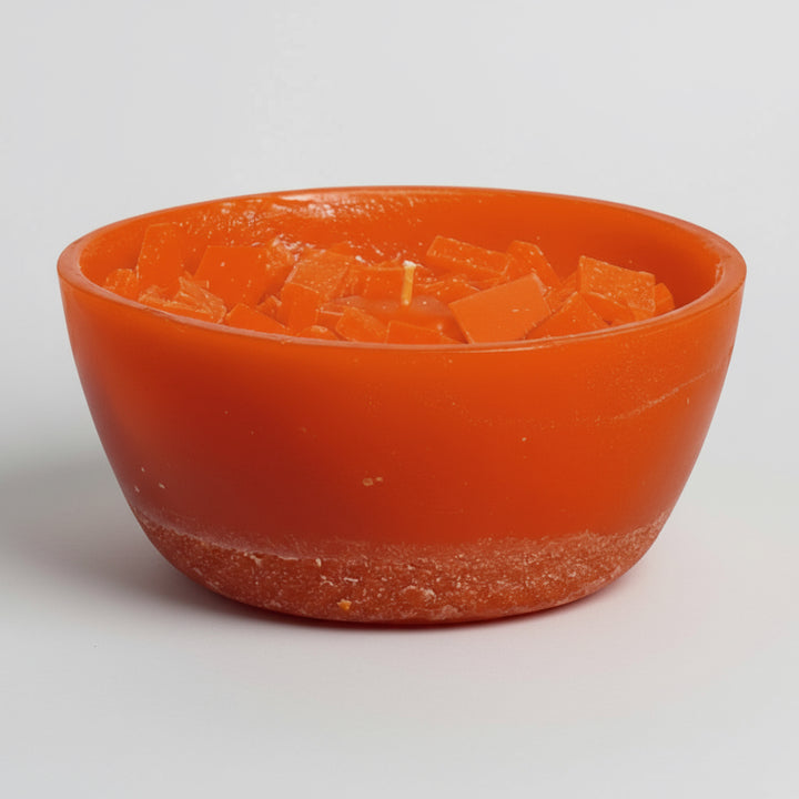 Handgefertigte Mitmachkerze in leuchtendem Orange, Schalenkerze mit Wachsstücken zum Nachfüllen, dekorativ und kreativ.