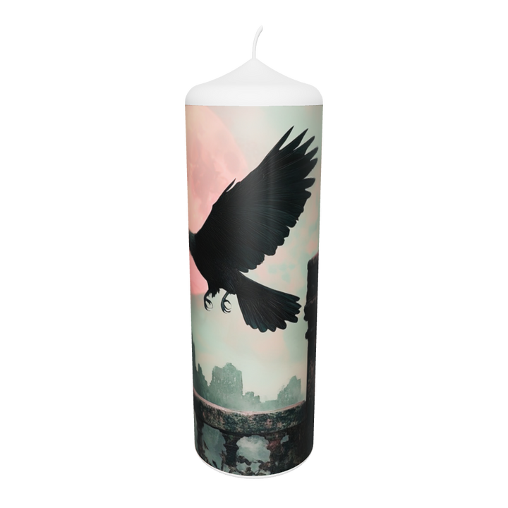 Künstlerkerze mit stilisierter Sonne und schwarzem Vogel auf rosafarbenem Hintergrund – poetisches Motiv zwischen Licht, Schatten und Symbolik als 3d Ansicht.