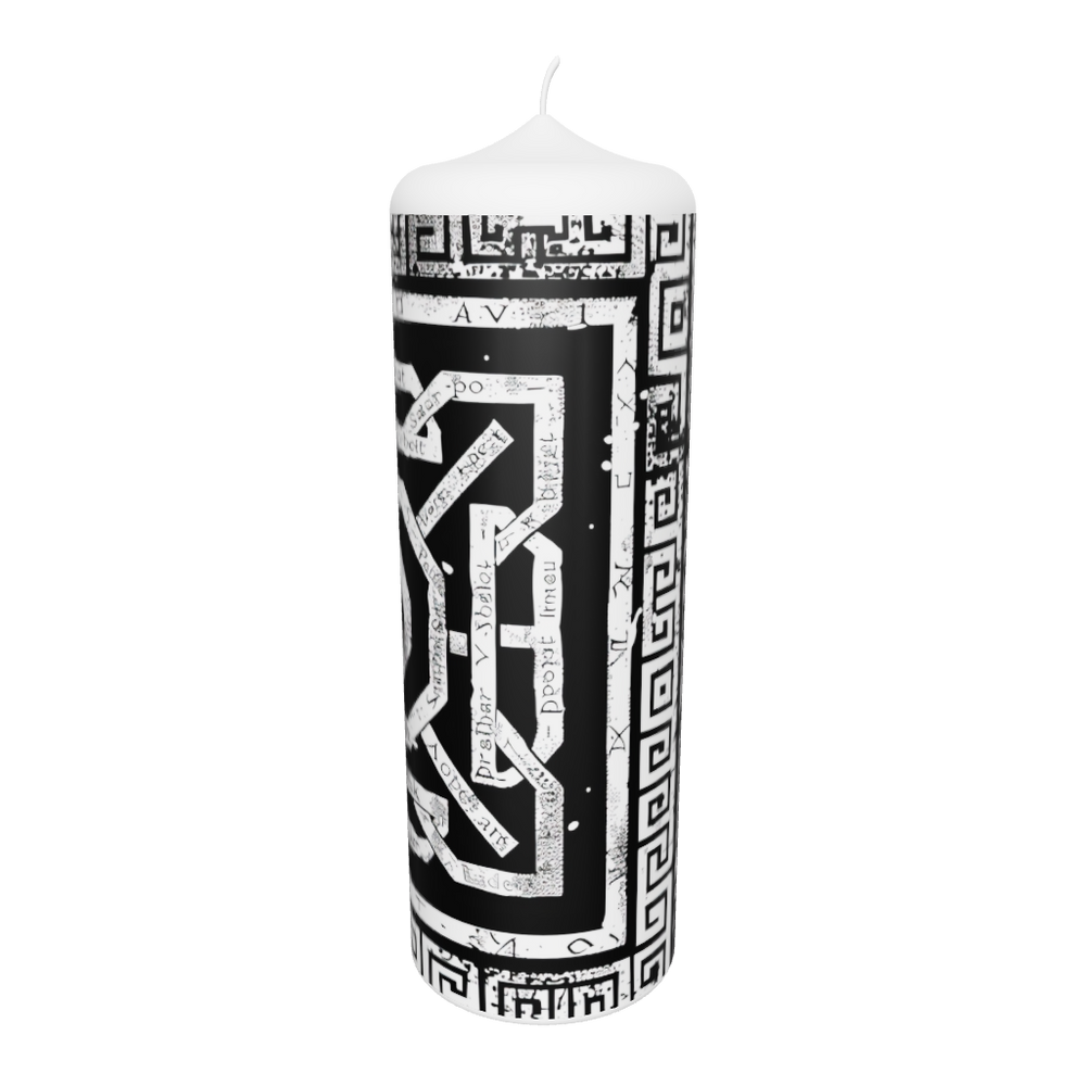 Künstlerkerze mit typografischem Sator-Quadrat und geometrischem Labyrinthmuster – symbolisches Design in Schwarz-Weiß mit spirituellem Charakter.