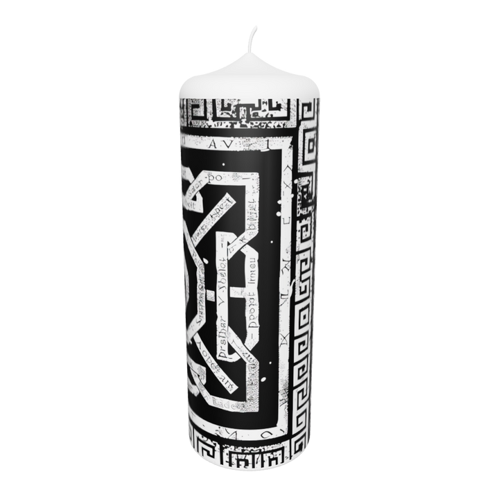 Künstlerkerze mit typografischem Sator-Quadrat und geometrischem Labyrinthmuster – symbolisches Design in Schwarz-Weiß mit spirituellem Charakter.