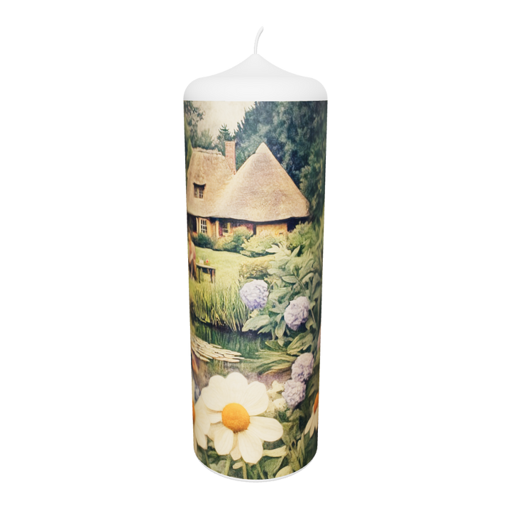 Künstlerkerze mit friedlicher Landschaft, Haus am Teich und Blumenwiese – malerisches Motiv in sanften Naturfarben.