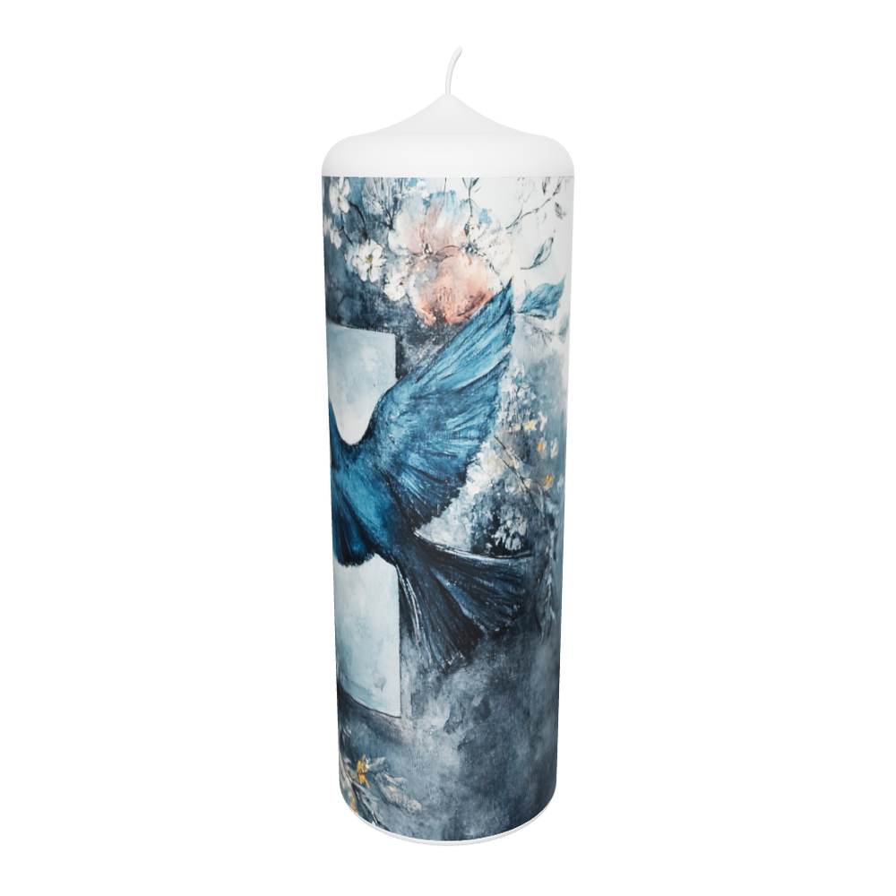 Künstlerkerze mit Vogelmotiv in blauer Landschaft und roter Blüte unter dramatischem Himmel.