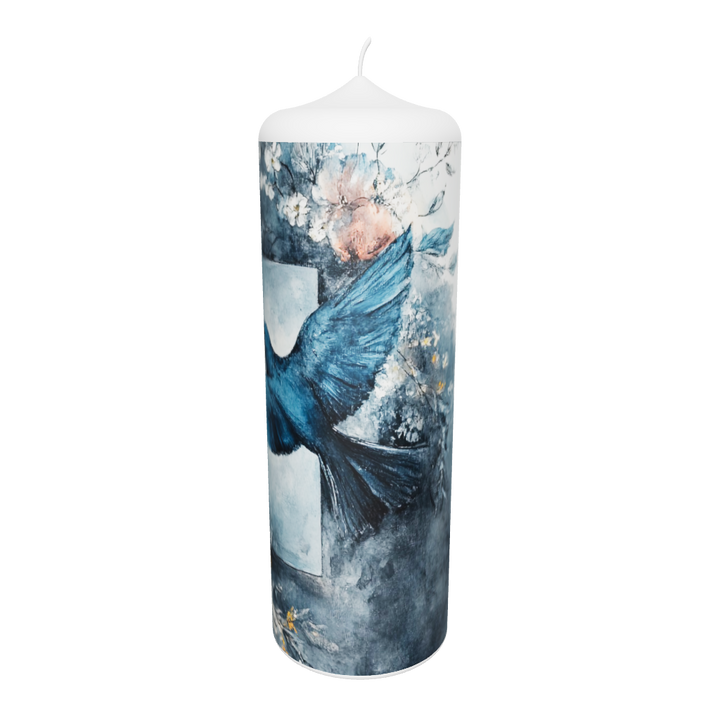 Künstlerkerze mit Vogelmotiv in blauer Landschaft und roter Blüte unter dramatischem Himmel.