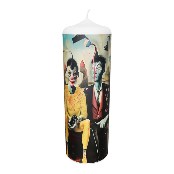 Künstlerkerze mit expressiven Masken und farbintensiven Figuren in surrealer Szene.