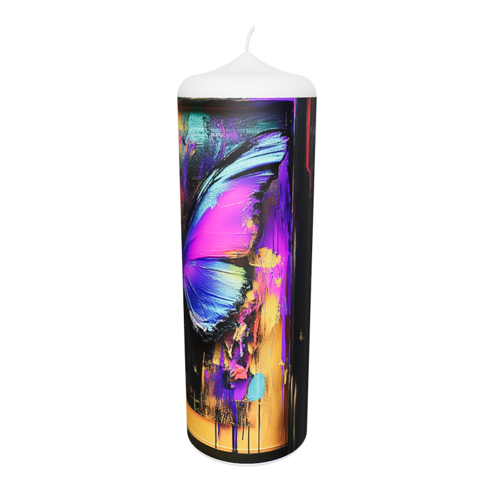 Künstlerkerze mit leuchtendem Schmetterling in Violett und Blau – Symbol für Wandel, Freiheit und innere Verwandlung.