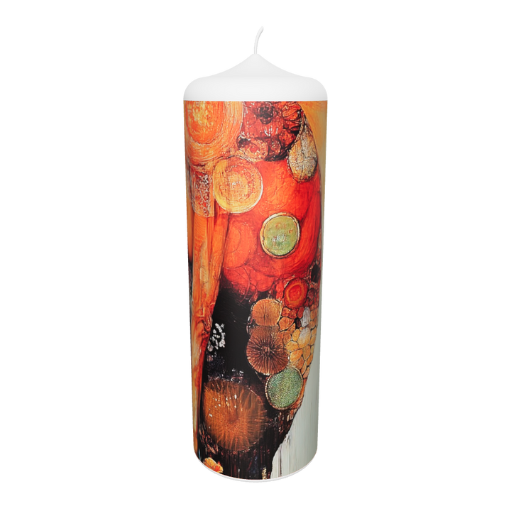 Künstlerkerze mit nachdenklicher Figur in warmem Rot-Orange und goldener Lichtwirkung – Symbol für Innenschau und emotionale Tiefe.