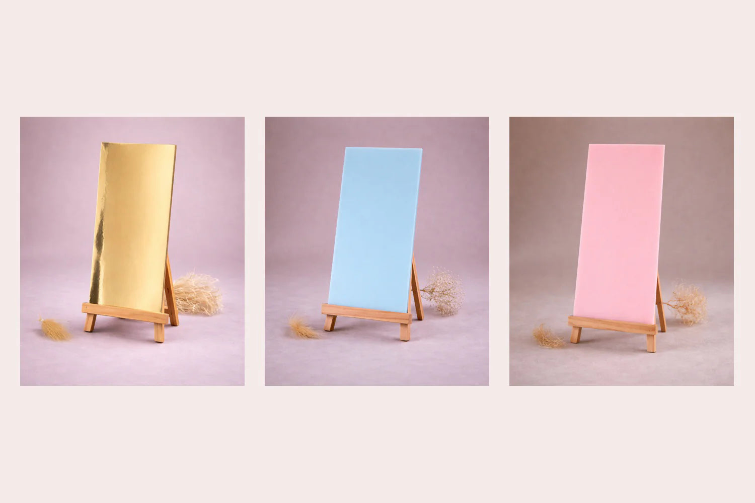 goldene blaue und rosa wachsplatte zur kerzengestaltung auf kleinen holzstaffeleien vor hellem hintergrund