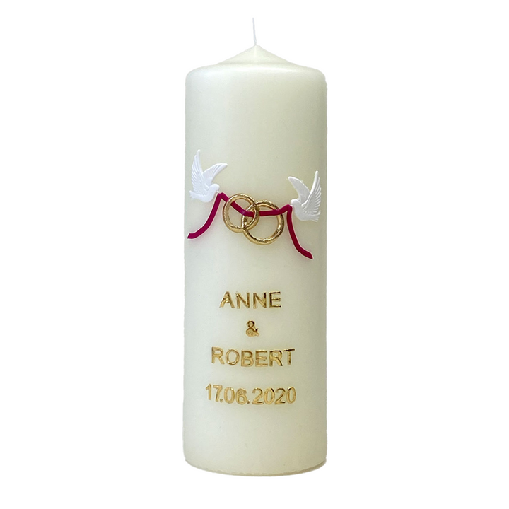Weiße Hochzeitskerze mit zwei Tauben, goldenen  Ringen und altrotem  Band – liebevoll von Hand verziert
goldener Text