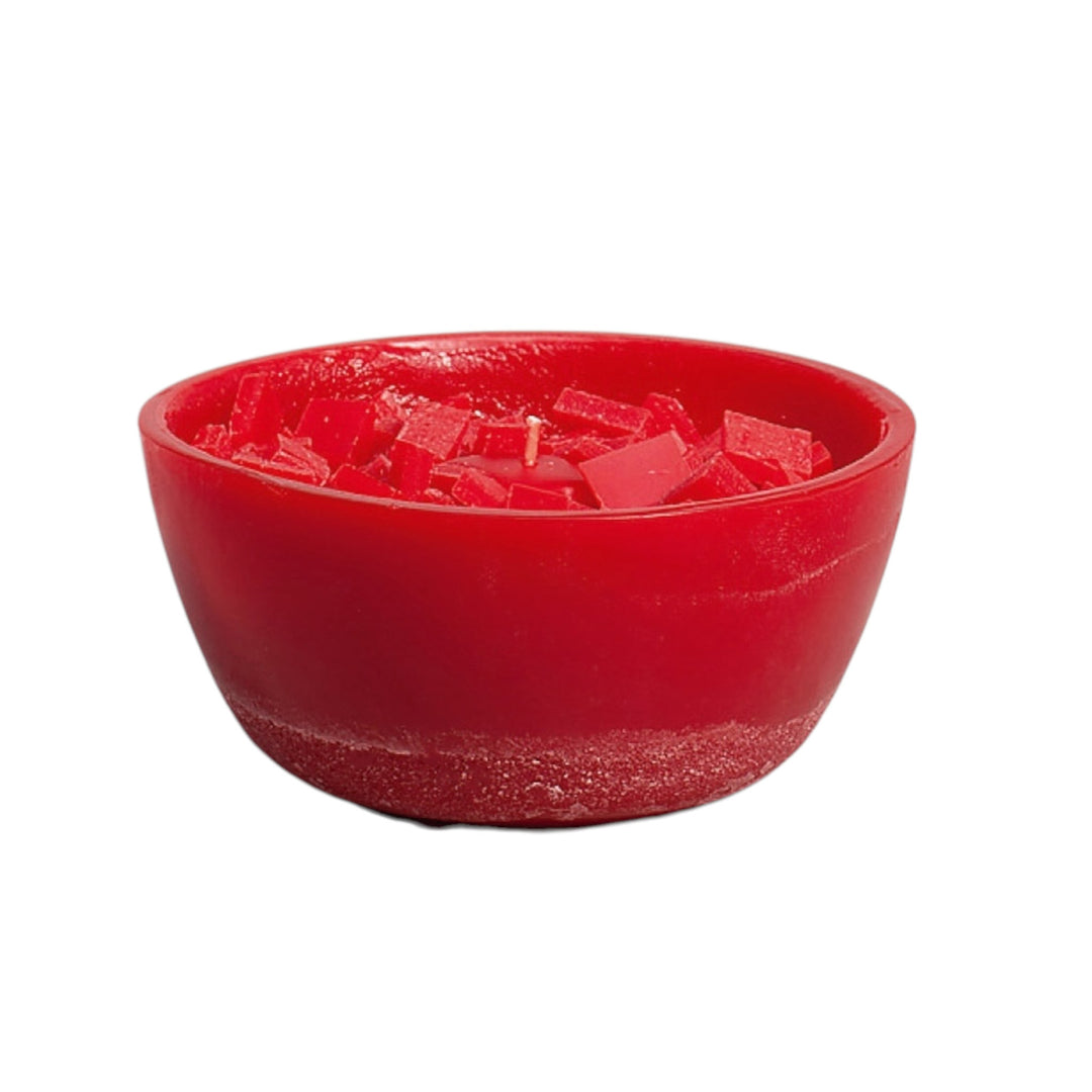 Leuchtend rote Schalenkerze mit groben Wachsbrocken an der Oberfläche, freigestellt auf weißem Hintergrund.