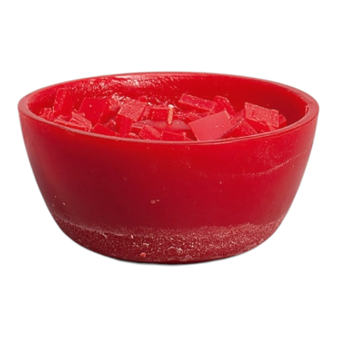 Rote Kerze in Schalenform mit Wachsstücken an der Oberfläche, freigestellt auf weißem Hintergrund.