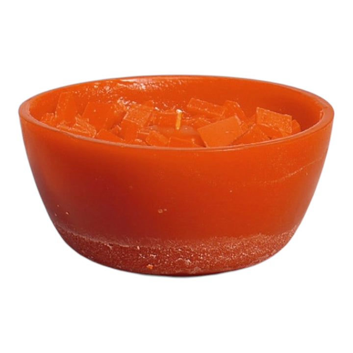 Orangefarbene Schalenkerze mit groben Wachsbrocken an der Oberfläche, freigestellt auf weißem Hintergrund