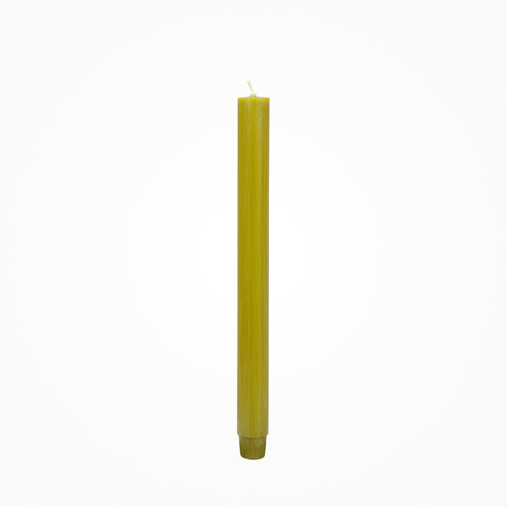 Flachkopf-Stabkerze in olivegruen durchgefärbt, freigestellt