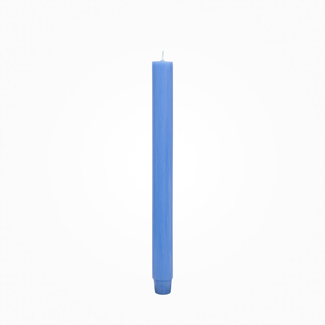 Flachkopf-Stabkerze in Periwinkle durchgefärbt, freigestellt