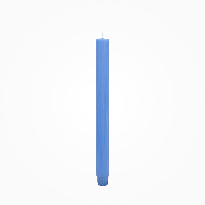 Flachkopf-Stabkerze in Periwinkle durchgefärbt, freigestellt