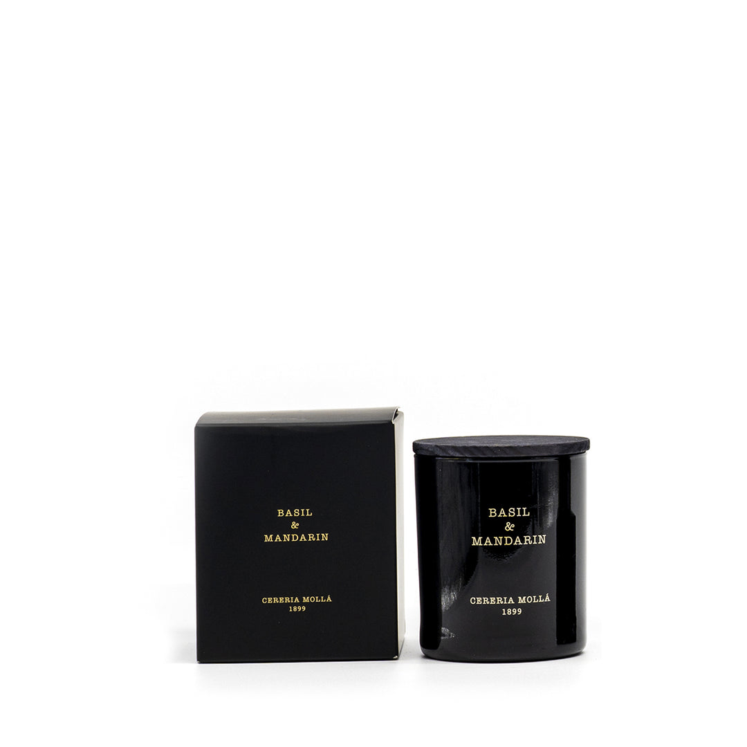 Schwarze Duftkerze Basil & Mandarin von Cereria Mollá mit passender, mattschwarzer Geschenkbox. Beide stehen nebeneinander vor weißem Hintergrund – modern, hochwertig und stilvoll