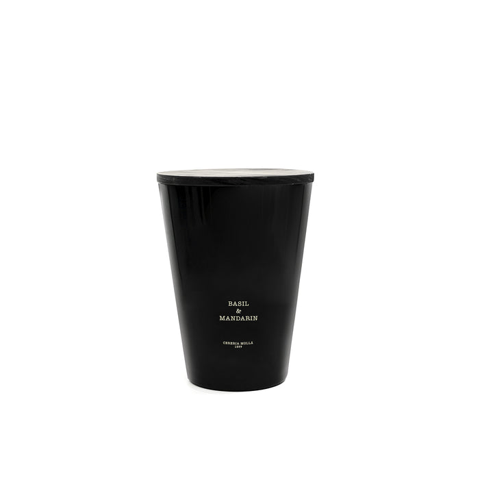 Große, schwarze Duftkerze Basil & Mandarin von Cereria Mollá, mit goldener Schrift auf glänzendem Glas. Vor weißem Hintergrund – minimalistisch, hochwertig und stilvoll inszeniert