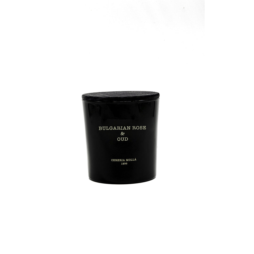 Schwarze Duftkerze im edlen Glas mit goldener Aufschrift BULGARIAN ROSE & OUD – CERERIA MOLLA 1899. Vor weißem Hintergrund inszeniert – luxuriös, klassisch und elegant