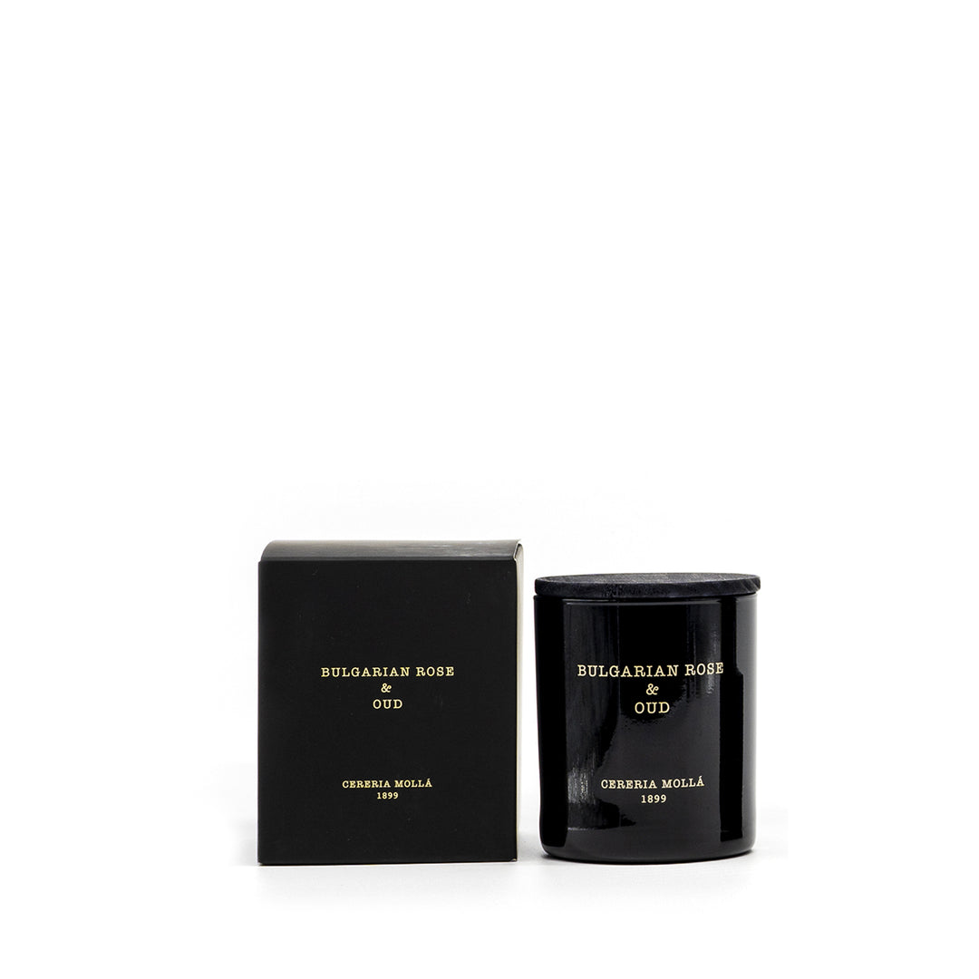 Schwarze Duftkerze Bulgarian Rose & Oud von Cereria Mollá mit passender schwarzer Geschenkverpackung. Beides vor weißem Hintergrund – schlicht, elegant und hochwertig in Szene gesetzt