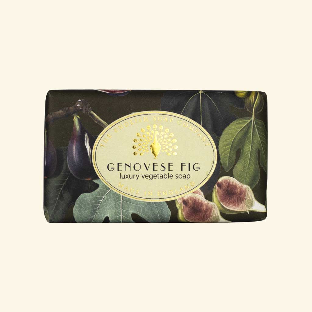 “Seife mit Feigen- und Blättermotiv in dunklen Grüntönen, Aufschrift ‘Genovese Fig – luxury vegetable soap’.”
