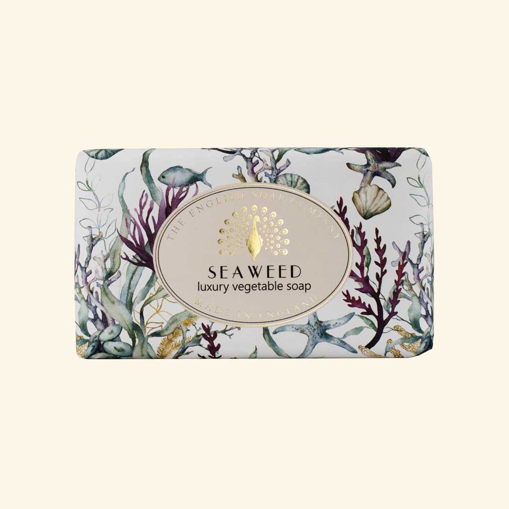“Seife mit Meeresalgen-Motiv in Blau-, Grün- und Lilatönen, Aufschrift ‘Seaweed – luxury vegetable soap’.”