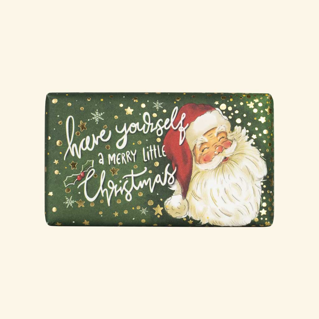 “Seife mit Weihnachtsmann auf grünem Hintergrund und Schriftzug ‘Have yourself a merry little Christmas’.”