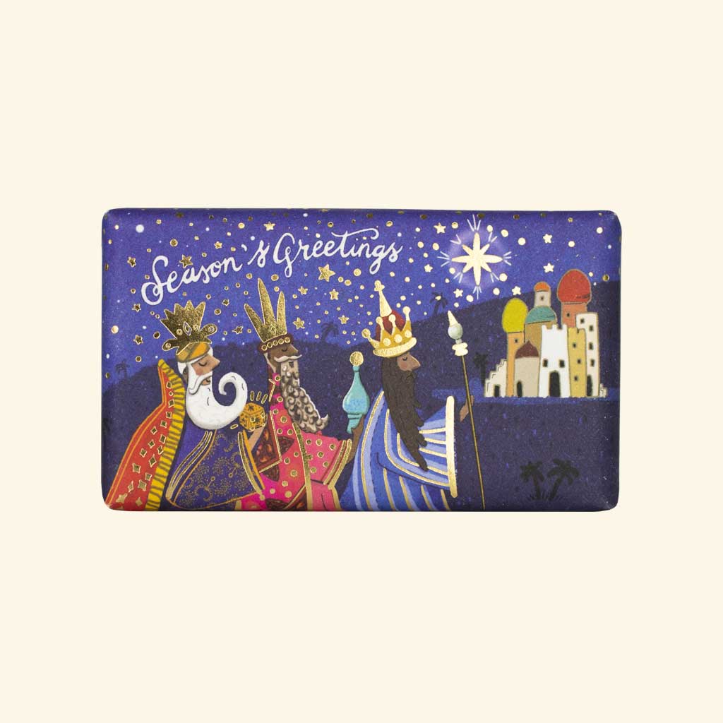 “Seife mit bunter Darstellung der Heiligen Drei Könige vor nächtlichem Himmel und Aufschrift ‘Season’s Greetings’.”