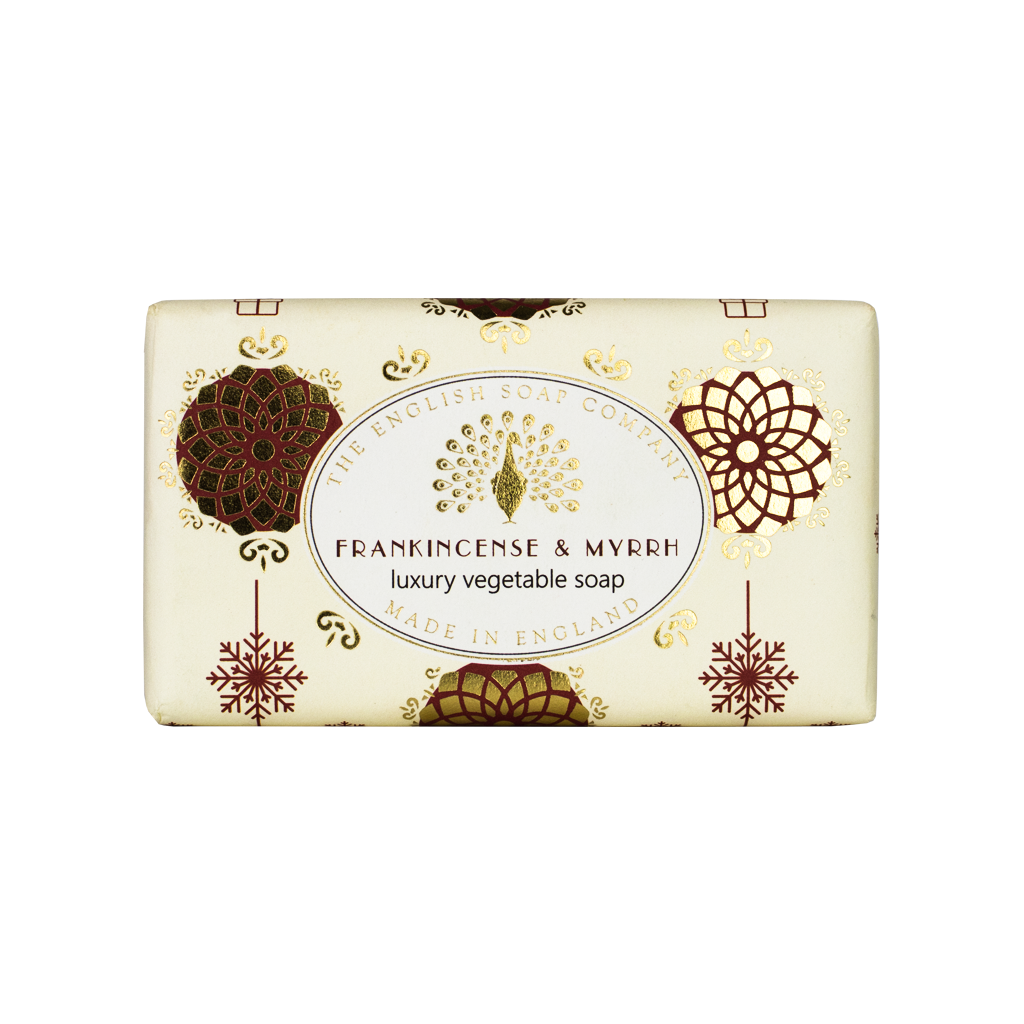 “Helle Seife mit gold-roten Ornamenten und Aufschrift ‘Frankincense & Myrrh – luxury vegetable soap’.”