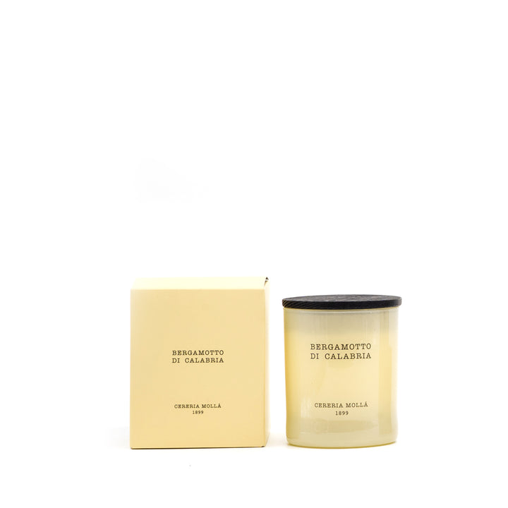 Duftkerze Bergamotto di Calabria von Cereria Mollá mit passender beigefarbener Geschenkbox, vor weißem Hintergrund – schlicht und elegant inszeniert