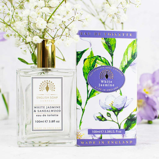 „Flasche der Eau de Toilette ‘White Jasmine & Sandalwood’ mit goldener Verschlusskappe neben der passenden Produktverpackung mit floraler Gestaltung.“