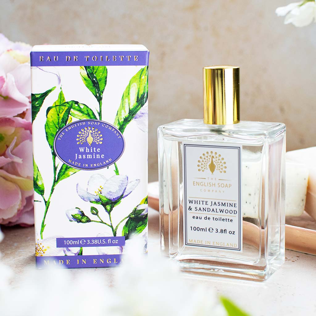 „Eau de Toilette ‘White Jasmine & Sandalwood’ in eckiger Glasflasche mit goldener Verschlusskappe neben floral gestalteter Produktverpackung.“