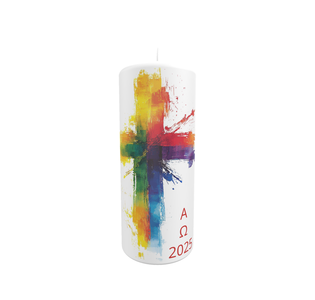 Weiße Osterkerze mit farbigem Kreuz in Pinseloptik, Alpha- und Omega-Zeichen sowie der Jahreszahl 2025