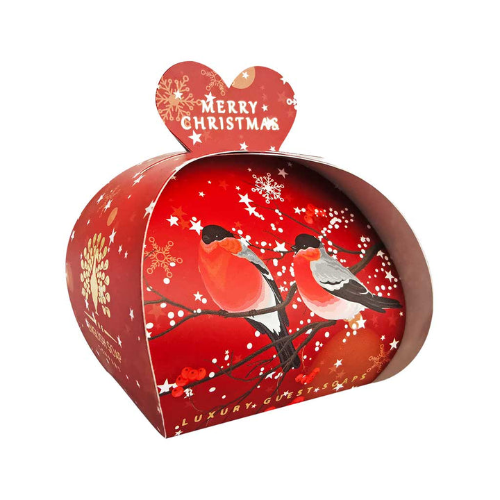 Weihnachtsseife der Marke The English Soap Company in herzförmiger Geschenkverpackung mit rotem Seitenmotiv, Motiv: zwei Rotkehlchen auf einem Zweig vor Schneeflocken-Hintergrund, Aufschrift: ‚Merry Christmas‘ und ‚Luxury Guest Soaps‘.“