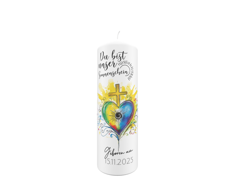 Personalisierte Geburtskerze mit Regenbogenherz, goldenem Kreuz und der Aufschrift „Du bist unser Sonnenschein“ sowie Geburtsdatum unten